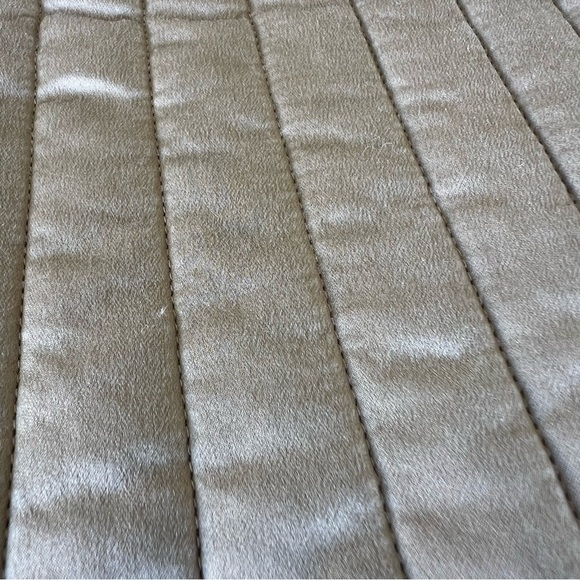 Ann Gish Silk Charmeuse Jumbo Pillow Sham Set Champagne Channel Quilt 29x35 FLAW - Picture 11 of 13